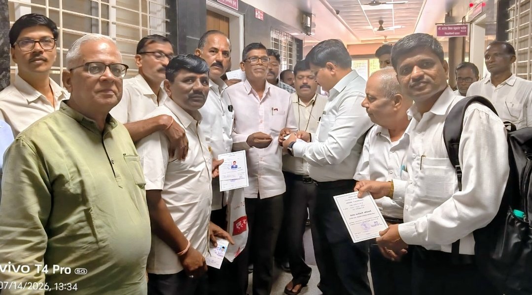 जिल्हाधिकाऱ्यांच्या हस्ते गुणवंत कामगारांना ‘विशेष कार्यकारी अधिकारी’ पदाचे नियुक्तीपत्र वितरण
