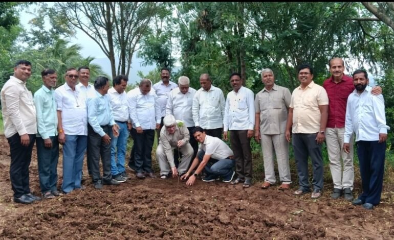 पद्मश्री शाहीर साबळे यांच्या जन्मदिनानिमित्त एकसर येथे सफरचंदाच्या रोपांची लागवड