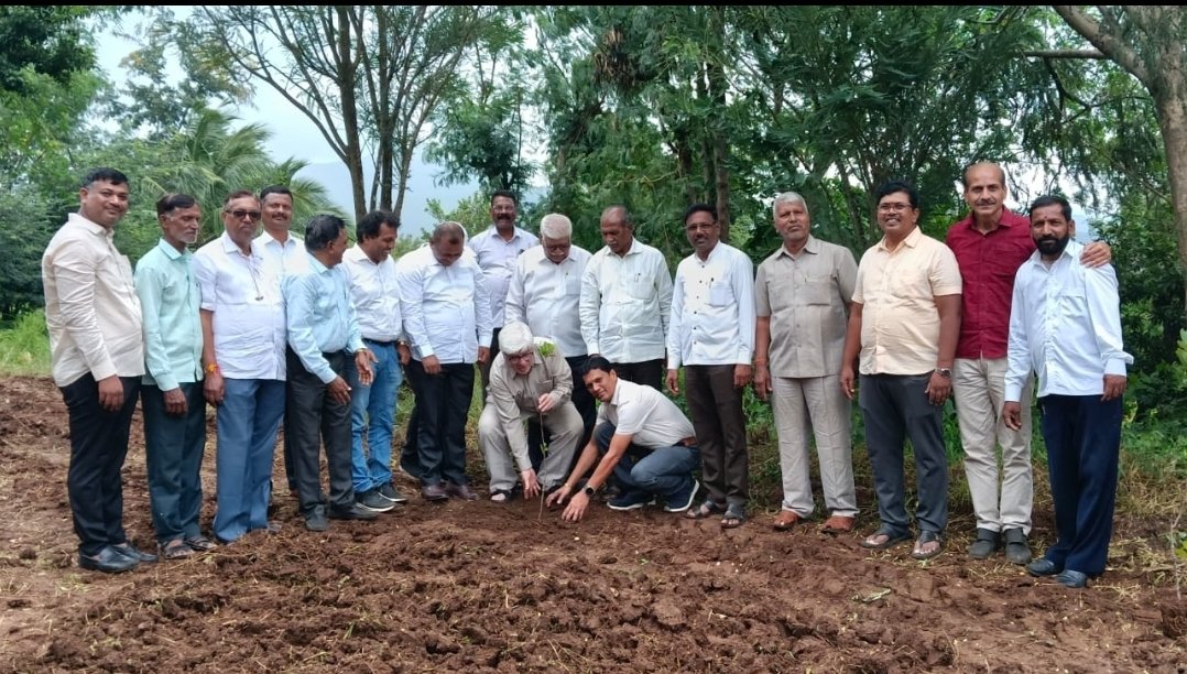 पद्मश्री शाहीर साबळे यांच्या जन्मदिनानिमित्त एकसर येथे सफरचंदाच्या रोपांची लागवड