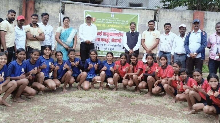बोरगावच्या न्यू इंग्लिश स्कूलच्या मुलींची कबड्डीत दुहेरी विजयी भरारी!