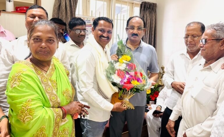 चांदवडीच्या उपसरपंचपदी संतोष शिंदे बिनविरोध; मंत्री मकरंद पाटील, खासदार नितीन पाटील यांच्या हस्ते सत्कार