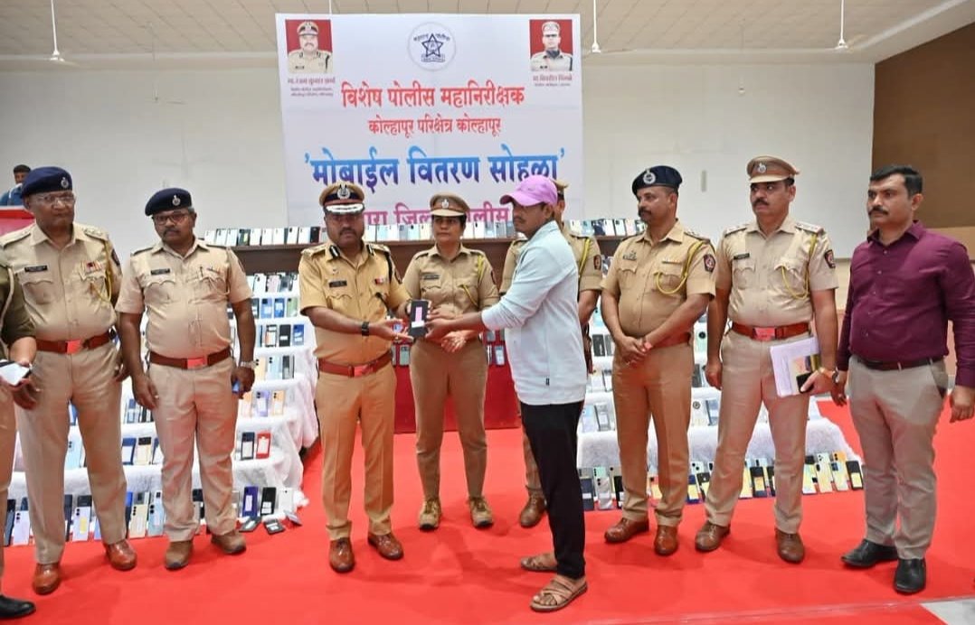 हरवलेले-चोरीचे ४४९ मोबाईल पोलिसांनी शोधून नागरिकांना केले परत